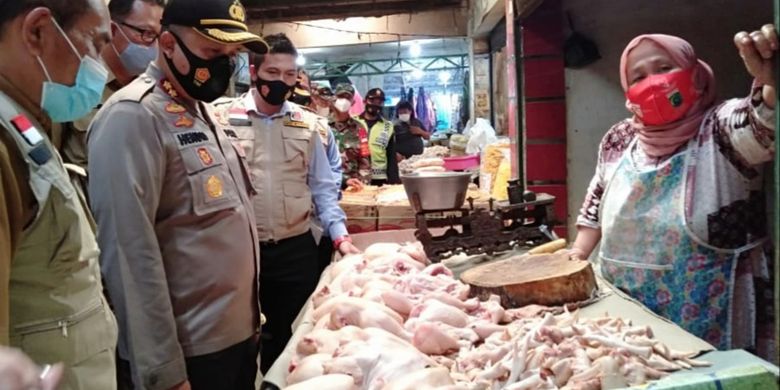 Stok Terbatas Dan Harga Naik Pedagang Di Malang Datangkan Ayam Potong Dari Jateng Halaman All Kompas 