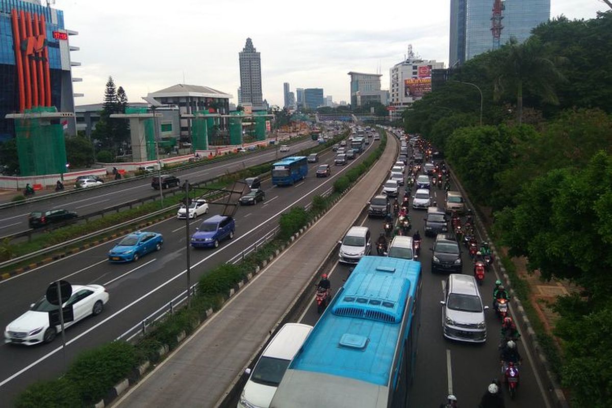 Situasi jalan MT Haryono Jakarta Timur yang kerap macetnimbas LRT, Jumat (5/1/2018)