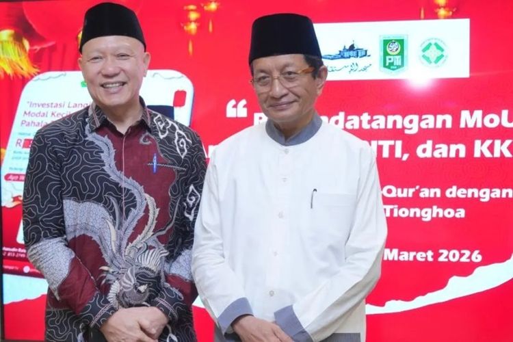 Ketua Umum Persatuan Islam Tionghoa Indonesia (PITI) Serian Wijatno dan Menteri Agama RI Nasaruddin Umar usai menandatangani MoU pengadaan Al Quran Iluminasi Tionghoa di Masjid Istiqlal, Jakarta, Senin (16/3/2026). 