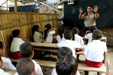 Awalnya Memburu Penjahat, Kini Bripka Burhan Ikut Mengajar di Sekolah Reot