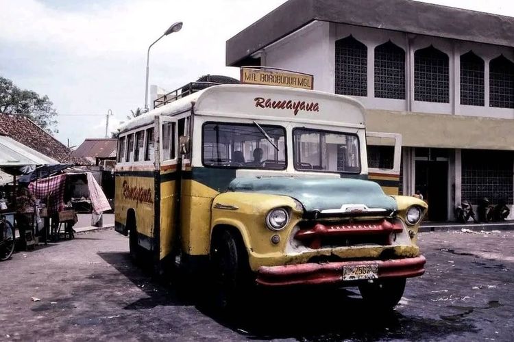 Bus klasik milik PO Ramayan