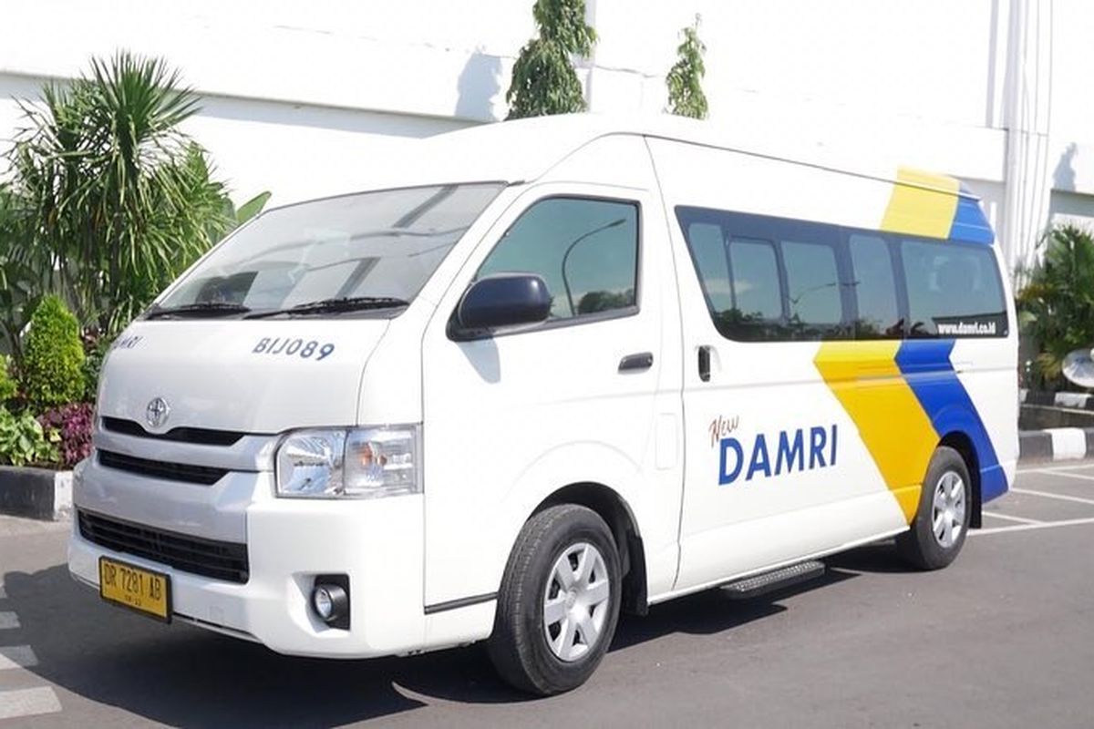 DAMRI dengan rute Botani Square-Bandara Halim Perdana Kusuma