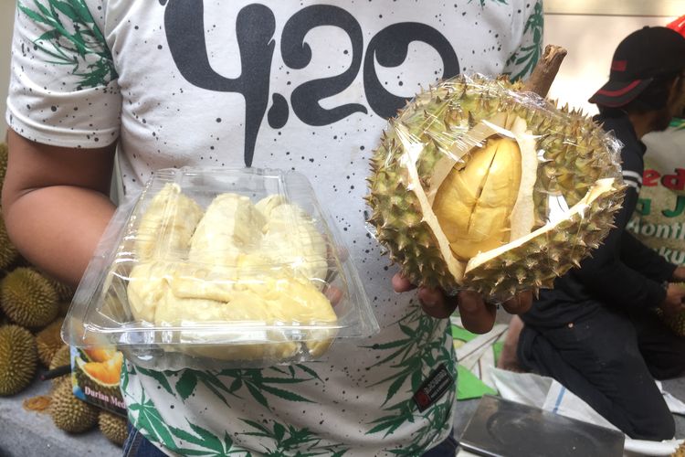 Penjual durian dari ?durian bonber? memamerkan burian pertuk yang ia jual