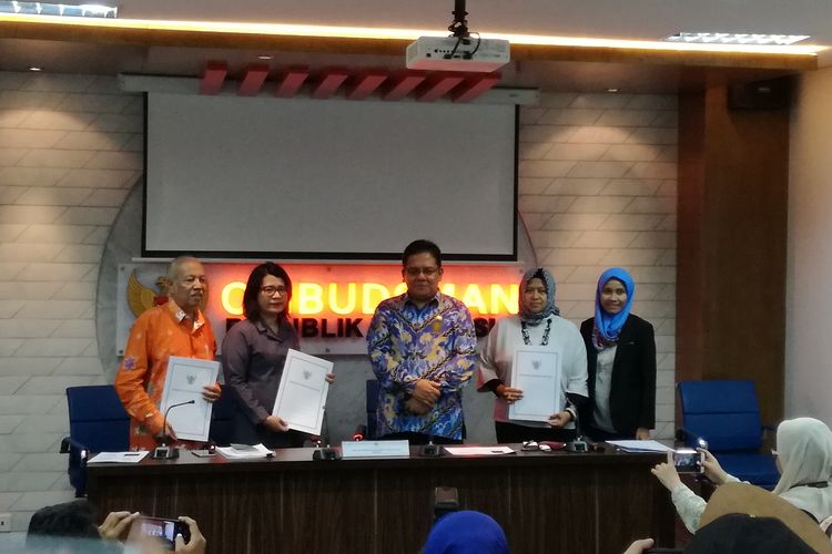 Anggota Ombudsman RI Adrianus Meliala (tengah) dalam konferensi pers Memahami Kematian Petugas KPPS dalam Perspektif Pelayanan Publik di Ombudsman, Jakarta, Senin (20/5/2019).