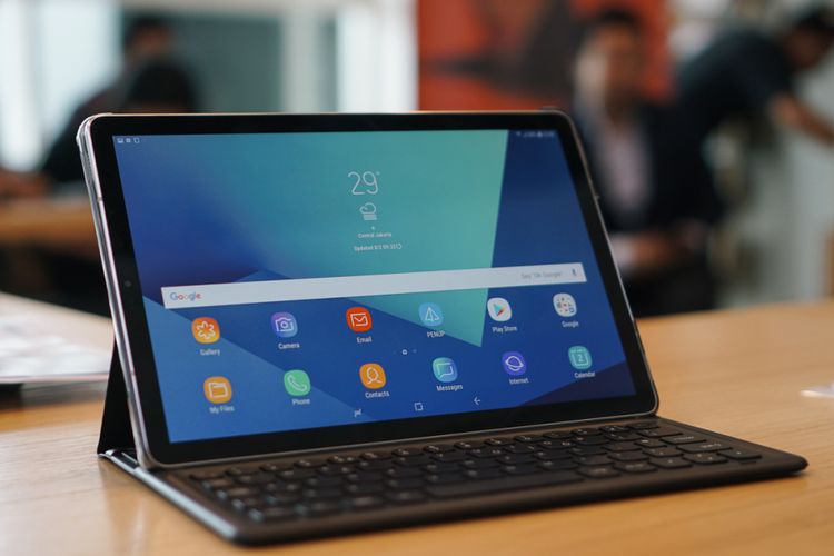 Samsung Galaxy Tab S4 dengan aksesori Pogo Keyboard. Bezel perangkat kini lebih tipis dan tidak memuat tombol home. Navigasi dilakukan dengan on-screen buttons, mengikuti gaya perangkat-perangkat terbaru dari Samsung.