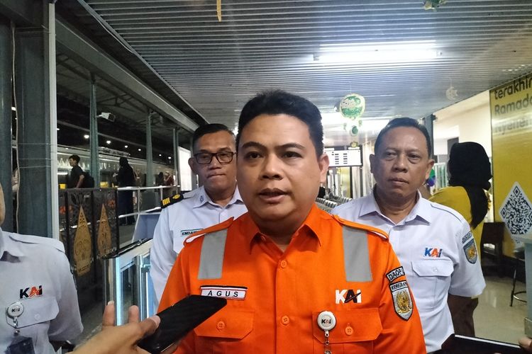 Kepala PT KAI Daop 6 Yogyakarta, Raden Agus Dwinanto Budiadji, di Stasiun Balapan, Rabu (12/4/2023)