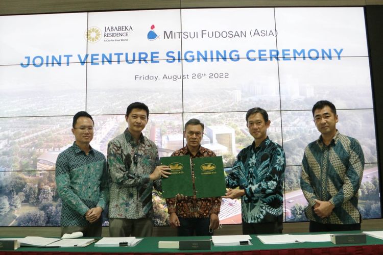 Pada tanggal 26 Agustus 2022, PT Jababeka Tbk menandatangani Joint
Venture Agreement (JVA) dengan Mitsui Fudosan Asia (anak perusahaan Mitsui Fudosan). Jababeka
dan Mitsui Fudosan Asia akan berkolaborasi membangun tiga cluster perumahan yang berlokasi di
Jababeka Sport City, Bekasi Timur, Jawa Barat.