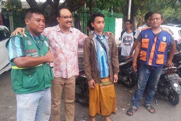 Wakil Gubernur Jawa Timur alias Gus Ipul bersama juru parkir di Surabaya