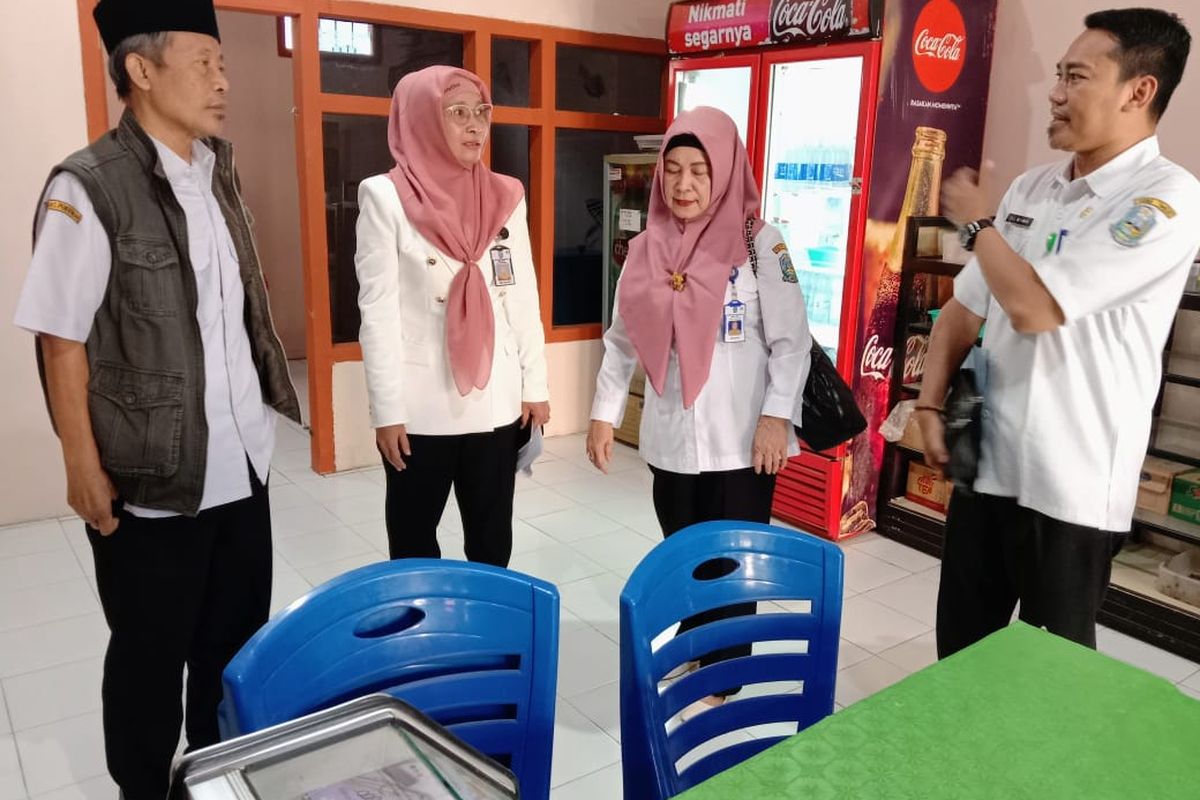 Kepala Cabang Dinas Pendidikan (Cabdindik) wilayah Kabupaten Jombang, Jawa Timur, Sri Hartati (dua dari kanan), berkunjung ke koperasi sekolah di SMKN Mojoagung, Rabu (2/8/2023).