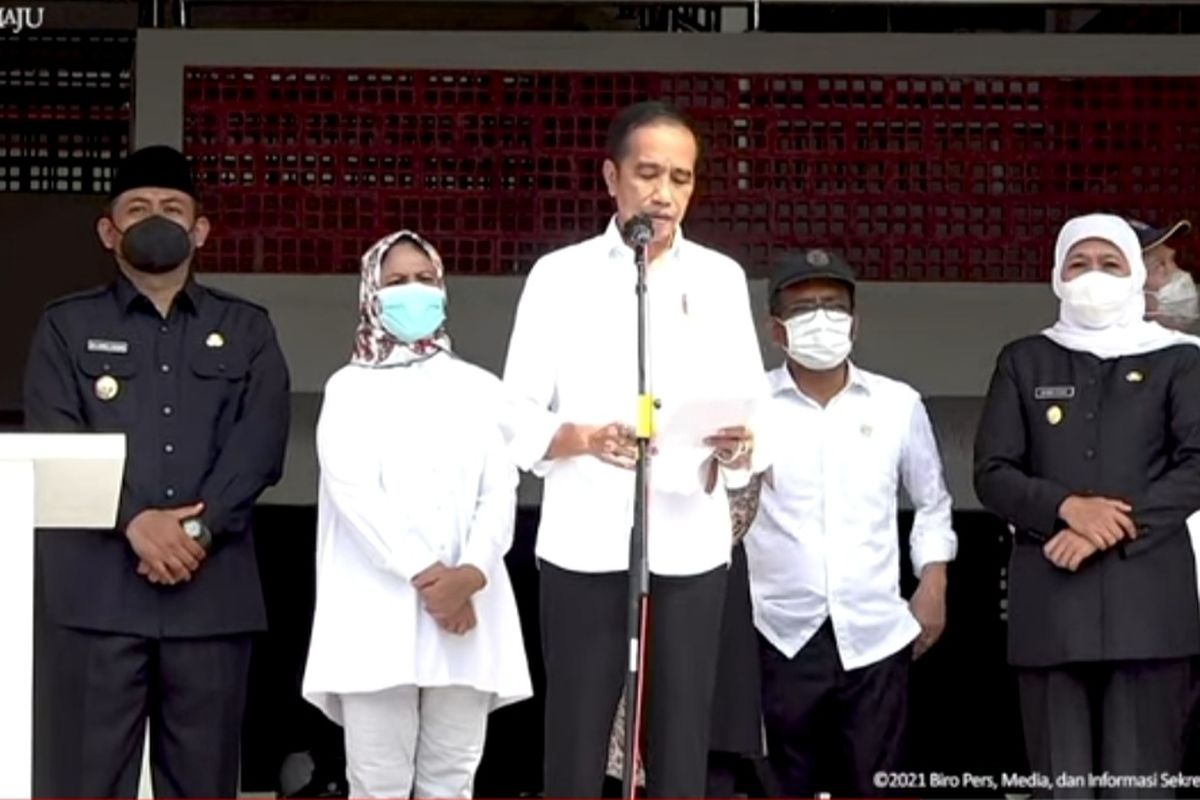 Presiden Joko Widodo meresmikan Pasar Besar Ngawi yang berada di Kabupaten Ngawi, Jawa Timur, Jumat (17/12/2021).