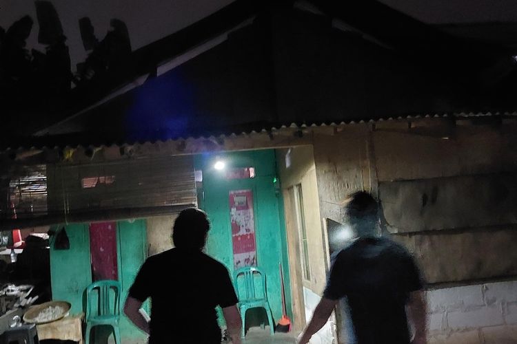 Anggota kepolisian saat menangkap tiga pelaku tawuran yang menewaskan seorang remaja di Rancabungur, Kabupaten Bogor, Jawa Barat. Ketiga pelaku ditangkap di tempat persembunyiannya di kaki Gunung Salak, Cijeruk, Kabupaten Bogor, Minggu (25/8/2024) subuh tadi.