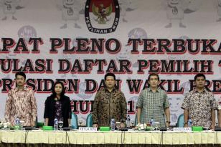 Ketua Komisi Pemilihan Umum (KPU) Husni Kamil Manik (tengah) bersama anggota KPU membuka Rapat Pleno Terbuka Rekapitulasi Daftar Pemilih Tetap (DPT) Pemilu Presiden dan Wakil Presiden Tahun 2014, di Gedung KPU, Jakarta Pusat, Jumat (13/6/2014). Dalam rapat tersebut ditampilkan jumlah total DPT pilpres seluruh Indonesia sebanyak 190.290.936.