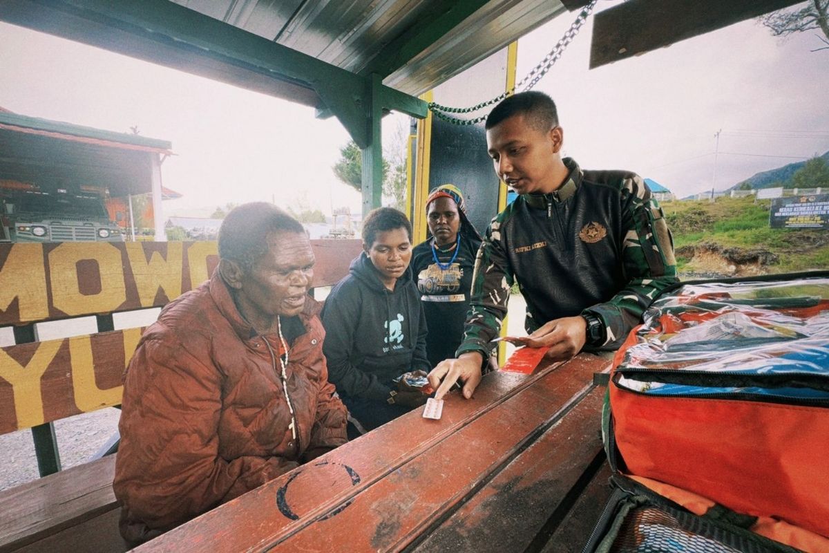 Momen Koops Habema Patroli Sambil Datangi Orang Sakit di Intan Jaya di Tengah Keterbatasan Fasilitas