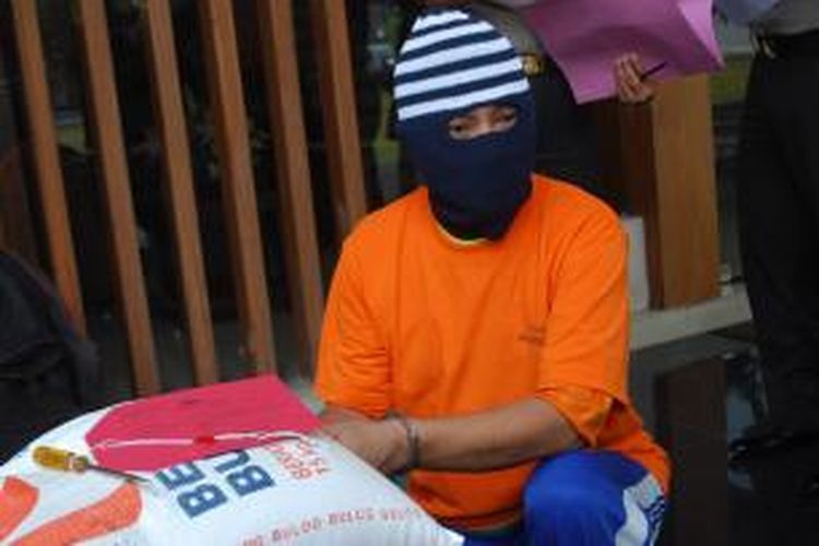 Khoiruman, tukang sapu yang mencuri beras miskin di balai desa Kendal, Jawa Tengah, karena tak mendapat jatah dan tak mampu beli beras, Jumat (7/11/2014).