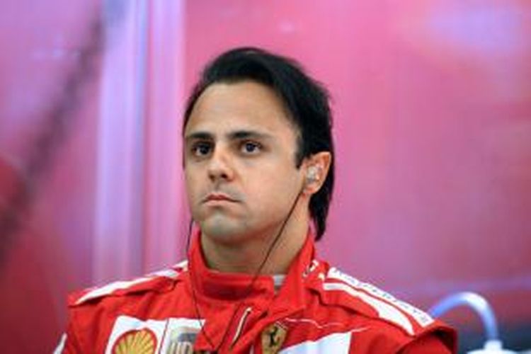 Pebalap Ferrari asal Brasil, Felipe Massa, bersiap di pit saat sesi latihan bebas pertama GP Belgia, di Sirkuit Spa-Francorchamps, Jumat (23/8/2013).