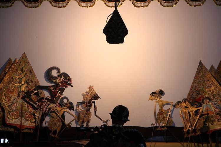 Ilustrasi kesenian wayang kulit. 