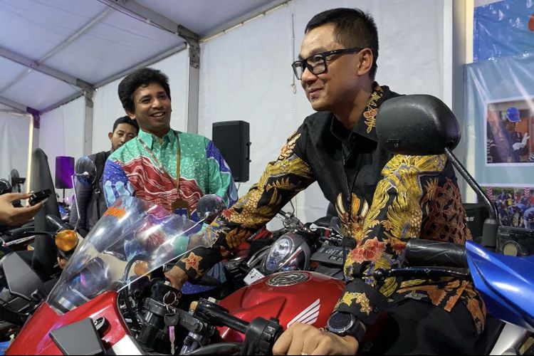 Direktur Utama PLN Darmawan Prasodjo, mencoba Honda CB150R StreetFire yang dikonversi menjadi motor listrik