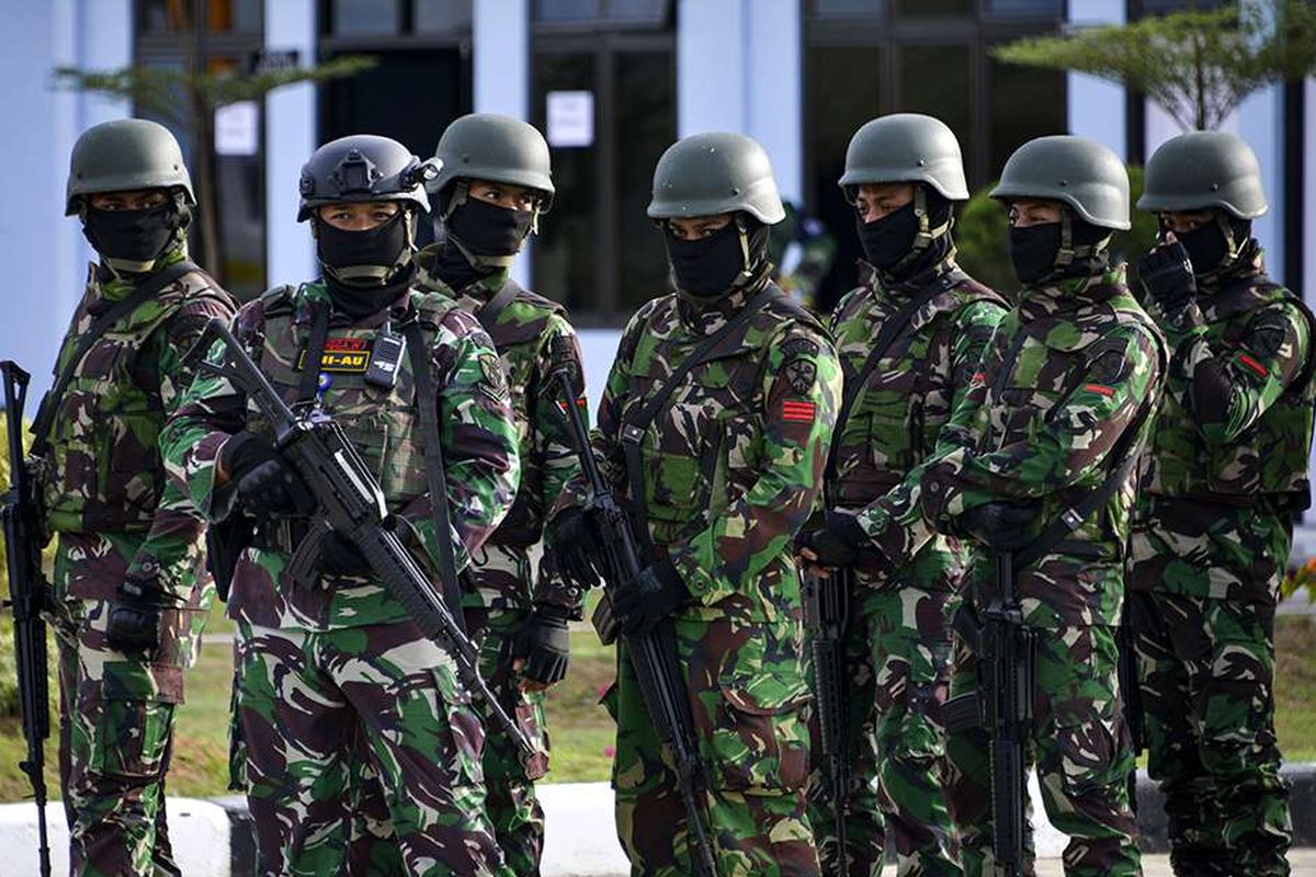 Prajurit TNI Angkatan Udara mengikuti latihan tempur Jalak Sakti 2020 di Pangkalan Angkatan Udara Sultan Iskandar Muda, Blang Bintang, Aceh, Selasa (8/9/2020). Latihan tersebut bertujuan untuk memberikan kemampuan penerbang TNI AU pada misi-misi pertempuran dalam operasi udara, sekaligus meningkatkan kemampuan koordinasi dan kerjasama antara penerbang yang mengoperasikan alutsista TNI AU.