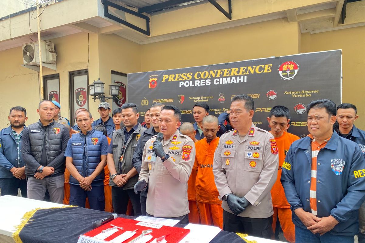 Sembilan orang komplotan spesialis pencuri sepeda motor yang beraksi di kawasan Bandung Raya, Jawa Barat dibekuk polisi, Selasa (4/1/2025).