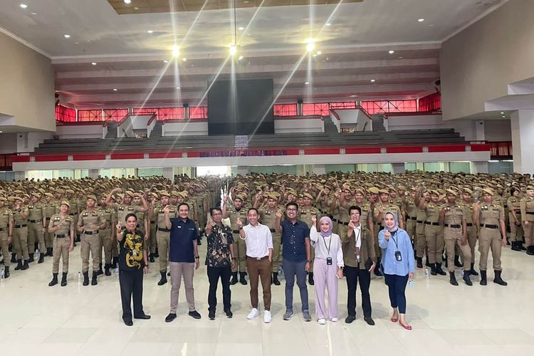 Kepala Divisi Retail Business Acquisition Reiza Afriansyah (kedua dari kiri), Kepala Biro Administrasi Kemahasiswaan & Alumni IPDN Baharudin Baba (ketika dari kiri) dan Kepala Divisi Marketing dan Digital DIM Bapak Bagus Setyawan (tengah kiri) berfoto bersama 1600 praja IPDN peserta acara Edukasi Pentingnya Investasi Untuk Mempersiapkan Masa Depan Bagi Praja Utama Angkatan XXX Institut IPDN di Kampus IPDN, Bandung, Rabu (15/6/2023).