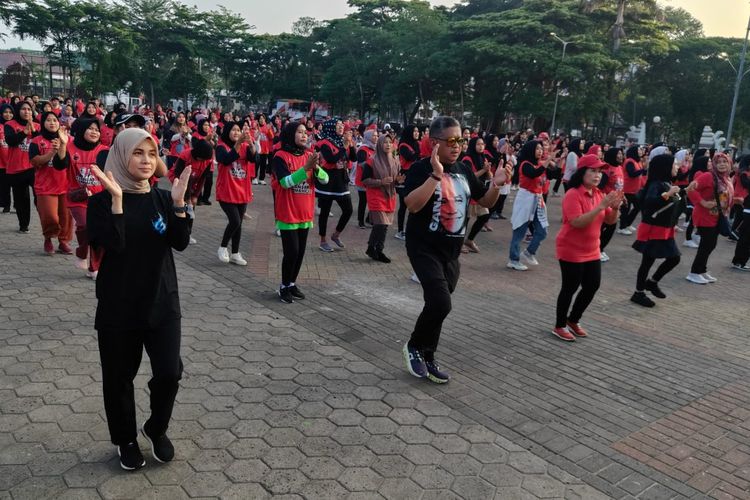 Istri Ganjar Pranowo, Siti Atikoh (paling kiri berbaju hitam) dan Sekjen PDI-P Hasto Kristiyanto (tengah berbaju hitam) mengikuti senam Sicita di Alun-alun Kota Serang, Banten, Senin (11/12/2023) pagi.