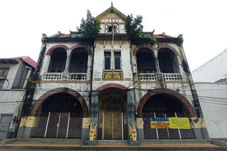 Gedung Algemene atau yang akrab dijuluki 'Gedung Singa' di jantung kota tua Surabaya. Arsiteknya, Hendrik Petrus Berlage, Bapak Arsitektur Modern di Belanda.
