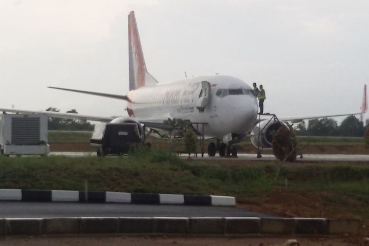 Pesawat Nam Air (Sriwijaya Gorup) yang kaca bagian kokpit retak saat diperbaiki teknisi di Bandara Depati Amir Pangkal Pinang, Rabu (6/2/2019).