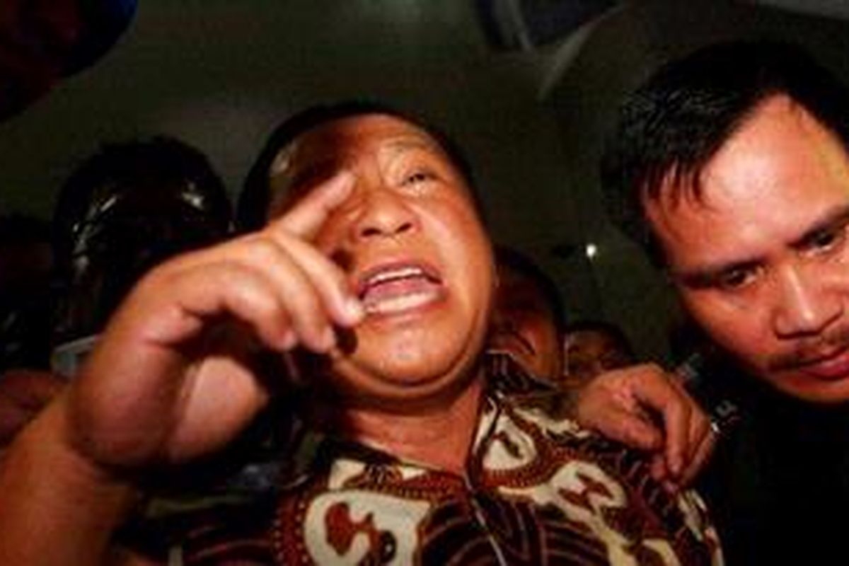 Mantan Kabareskrim, Komjen (Pol) Susno Duadji dengan pengawalan ketat keluar dari gedung Badan Reserse Kriminal Mabes Polri, Jakarta Selatan, Selasa (11/5/2010). Susno resmi ditahan di Rumah Tahanan Markas Komando Brimob Kelapa Dua terkait kasus suap penangkaran arwana di Riau.