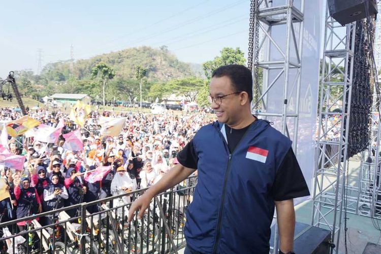 Calon Presiden (Capres) dari koalisi perubahan Anies Baswedan saat mendatangi Stadion Si Jalak Harupat (SJH) Kabupaten Bandung dalam kegiatan Apel Akbar Deda Bersatu Jawa Barat pada Minggu (1/10/2023)