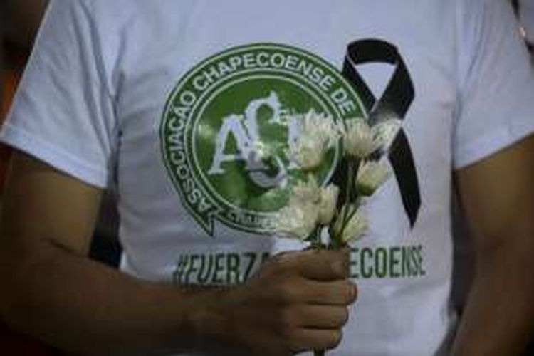 Seorang suporter memberikan penghormatan untuk para korban kecelakaan Chapecoense di Brasil.