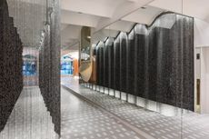 Bangunan Ikonik Karya Antoni Gaudi Dilapisi 164.000 Meter Tirai Aluminium