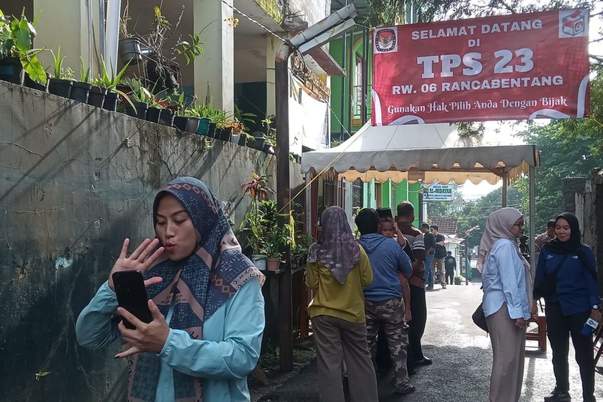 Antusiasme warga hendak melakukan pencoblosan di TPS 23 di Jalan Rancabulan II, Kelurahan Ciumbuleuit, Kecamatan Cidadap, Kota Bandung. Warga tampak mengantri menunggu giliran melakukan pemungutan suara.