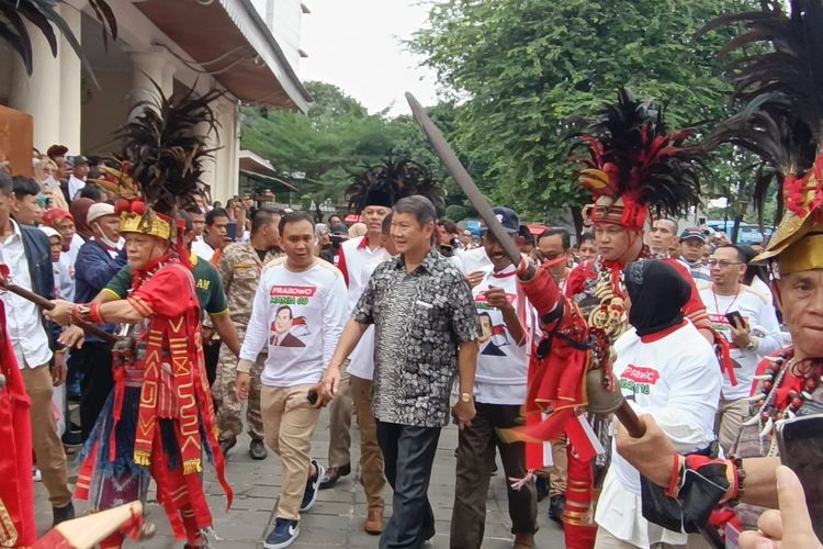 Wakil Ketua Dewan Pembina Partai Gerindra Hashim Djojohadikusumo saat tiba di Gedung Joang 45, Menteng, Jakarta Pusat, Minggu (12/3/2023) pagi untuk menghadiri deklarasi Prabowo Mania 08 Presiden.