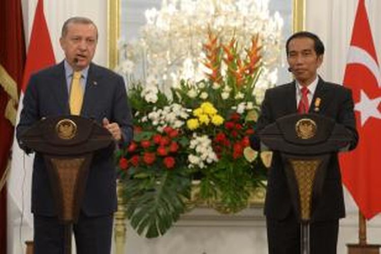 Presiden Turki Recep Tayyip Erdogan dan Presiden Joko Widodo saat menggelar jumpa pers bersama di Istana Negara pada Jumat (31/7/2015). Erdogan melakukan kunjungan tiga hari di Indonesia.
