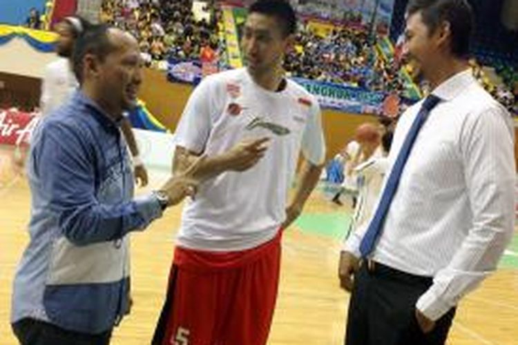 Chief Operating Officer ABL Ridi Djajakusuma, pebasket Indonesia Warriors Ronaldo Sitepu, & pelatih Indonesia Warriors Raka Cokorda Satrya Wibawa. 

