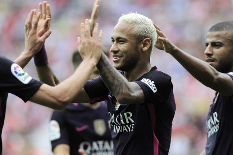 Striker Barcelona, Neymar, merayakan gol ke gawang Sporting Gijon bersama rekan-rekannya, pada laga La Liga di Stadion El Molinon, Sabtu (24/9/2016).
