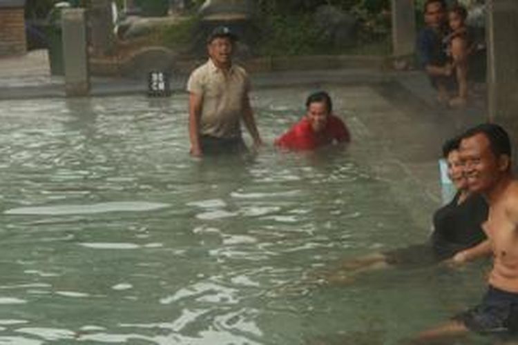 Beberapa pengunjung sedang berendam di kolam rendam Wangsadipa, Sari Ater, Subang, Jawa Barat.