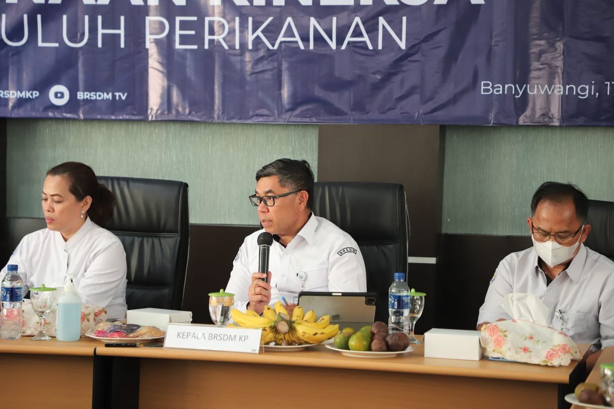 Kepala Badan Riset dan Sumber Daya Manusia (BRSDM) KP I Nyoman Radiarta dalam acara Pembinaan Kinerja Penyuluhan Perikanan Tahun 2023 yang diselenggarakan Pusat Pelatihan dan Penyuluhan (Puslatluh) KP di Balai Pelatihan dan Penyuluhan Perikanan (BPPP) Banyuwangi, Rabu (11/1/2023).
