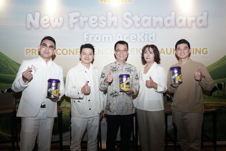(kiri-kanan) Denny Sumargo, CEO AceKid Indonesia Ivan Lau, Founder & CEO FEIHE Internasional Leng You Bin, Senior Scientist FEIHE International, Yang Zhang, Ph.D, dan Arnold Poernomo, dalam acara peluncuran produk susu AceKid di Indonesia di Jakarta Pusat, Minggu (7/6/2026).
