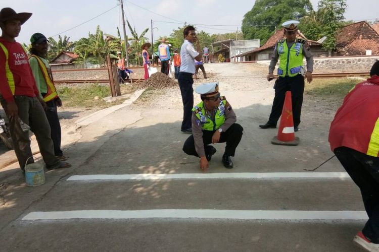 Satuan Lantas Polres Grobogan, Jawa Tengah bekerjasama dengan Dinas Perhubungan setempat merealisasikan pemasangan pita kejut di beberapa titik lokasi jalur perlintasan kereta api sebidang tanpa palang pintu di wilayah hukumnya, Rabu (21/6/2017)