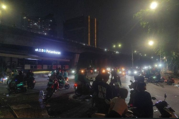 Massa Bertahan di Slipi dan Petamburan hingga Jumat Dini Hari, Jalan Depan DPR Masih Ditutup
