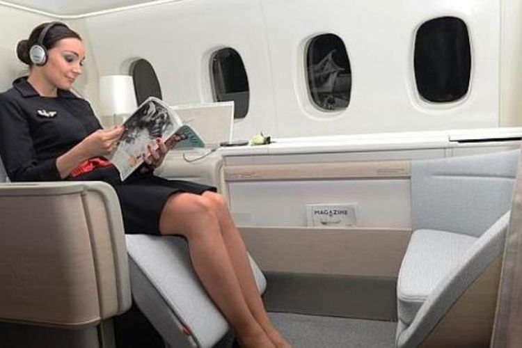 Beginilah suasana dalam penerbangan kelas satu Air France yang dilengkapi kursi super lebar yang bisa direbahkan hingga menjadi tempat tidur. Tiket untuk mendapatkan kenyamanan ini dihargai rata-rata Rp 155 juta.