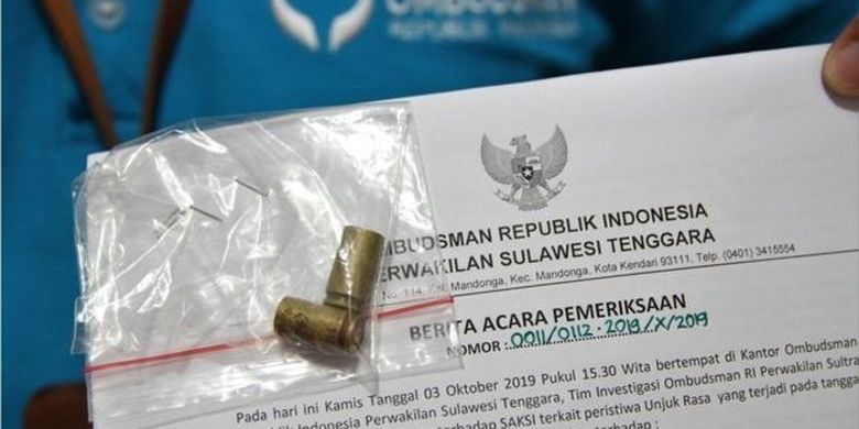 Staf Ombudsman menunjukkan selongsong peluru yang diduga sisa proyektil yang mengenai dua mahasiswa hingga meninggal, di Kantor Ombudsman Sulawesi Tenggara, Kendari, Sulawesi Tenggara, Jumat (04/10). 