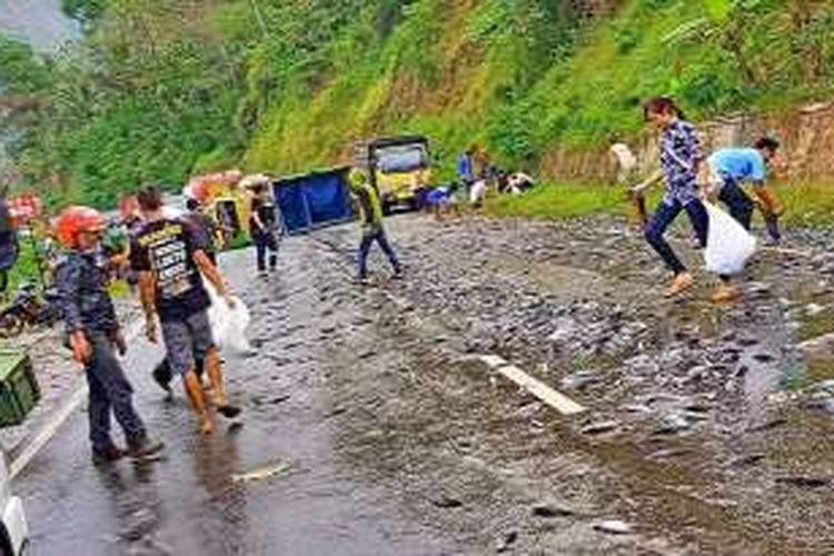 Nampak foto ribuan ikan lele yang berceceran di ruas Jalan Trenggalek-Ponorogo di Dukuh Nglumpang, Desa Pangkal, Kecamatan Sawoo, Kabupaten Ponorogo, Rabu ( 12 / 10 / 2016) sore. 