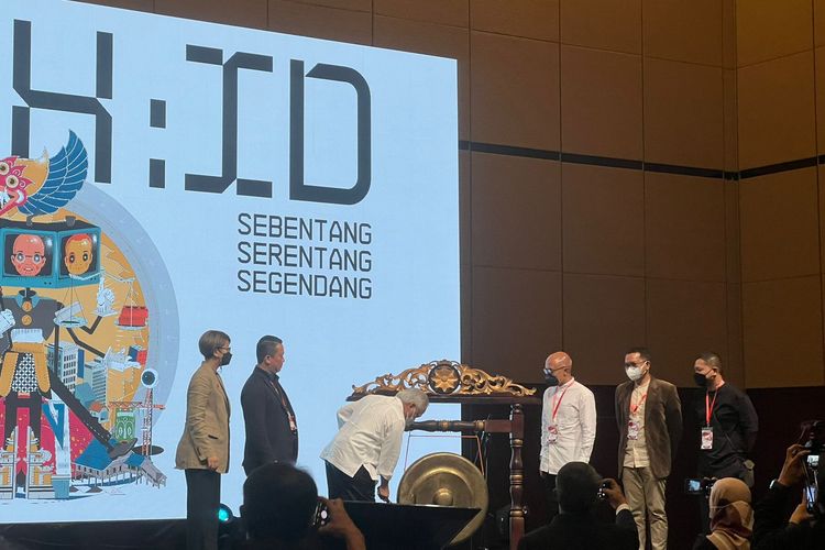 Menteri PUPR Basuki Hadimuljono memukul gong sebagai tanda dibukanya ARCH:ID 2022, ICE BSD City, Tangerang, Kamis (14/7/2022).