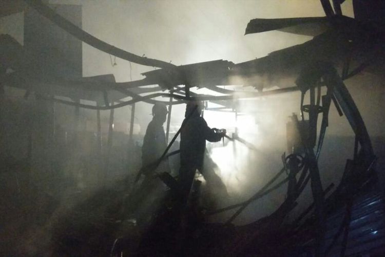 Petugas Dinas Pemadam Kebakaran PB Kota Bandung tengah melakukan pemadaman kebakaran pasar Ujungberung.