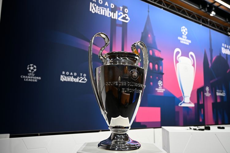 Trofi Liga Champions 2022-2023 dipamerkan selama drawing 16 besar di kantor UEFA, Nyon, Swiss, pada Senin (7/11/2022). Di artikel ini tersaji prediksi skor 16 besar Liga Champions Benfica vs Club Brugge.