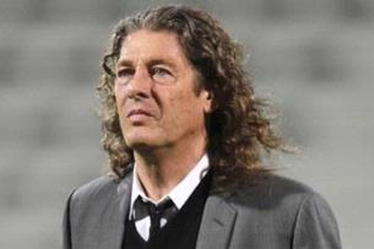 Mantan pelatih klub asal Qatar, Al-Gharafa, Bruno Metsu, di sela Liga Champions AFC melawan klub asal UEA, Al-Shabab di Stadion Al-Shabab di, 7 Maret 2012.