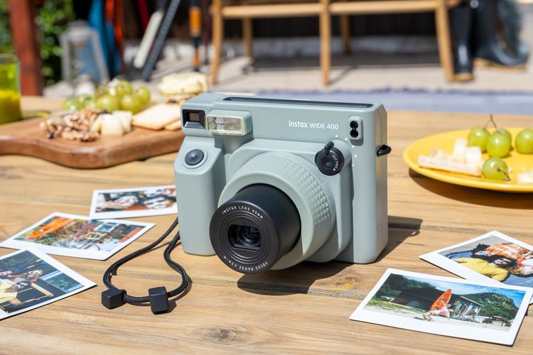 Fujifilm resmi merilis kamera analog instan terbarunya, yakni Instax Wide 400 ke Indonesia pada Senin (24/6/2024)