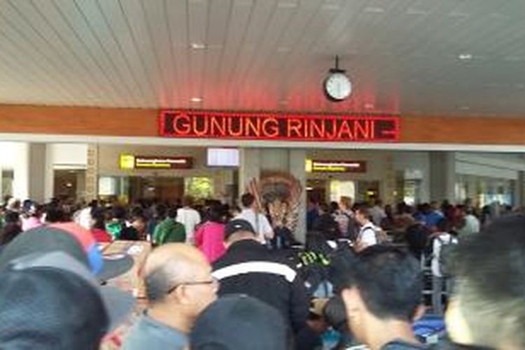 Terminal domestik Bandara Ngurah Rai saat terjadi penumpukan calon penumpang. 